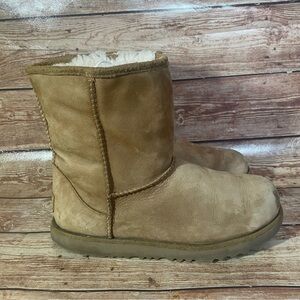 UGG Girls Classic Short II Pull On Winter Boots, Size 5 M Big Kid